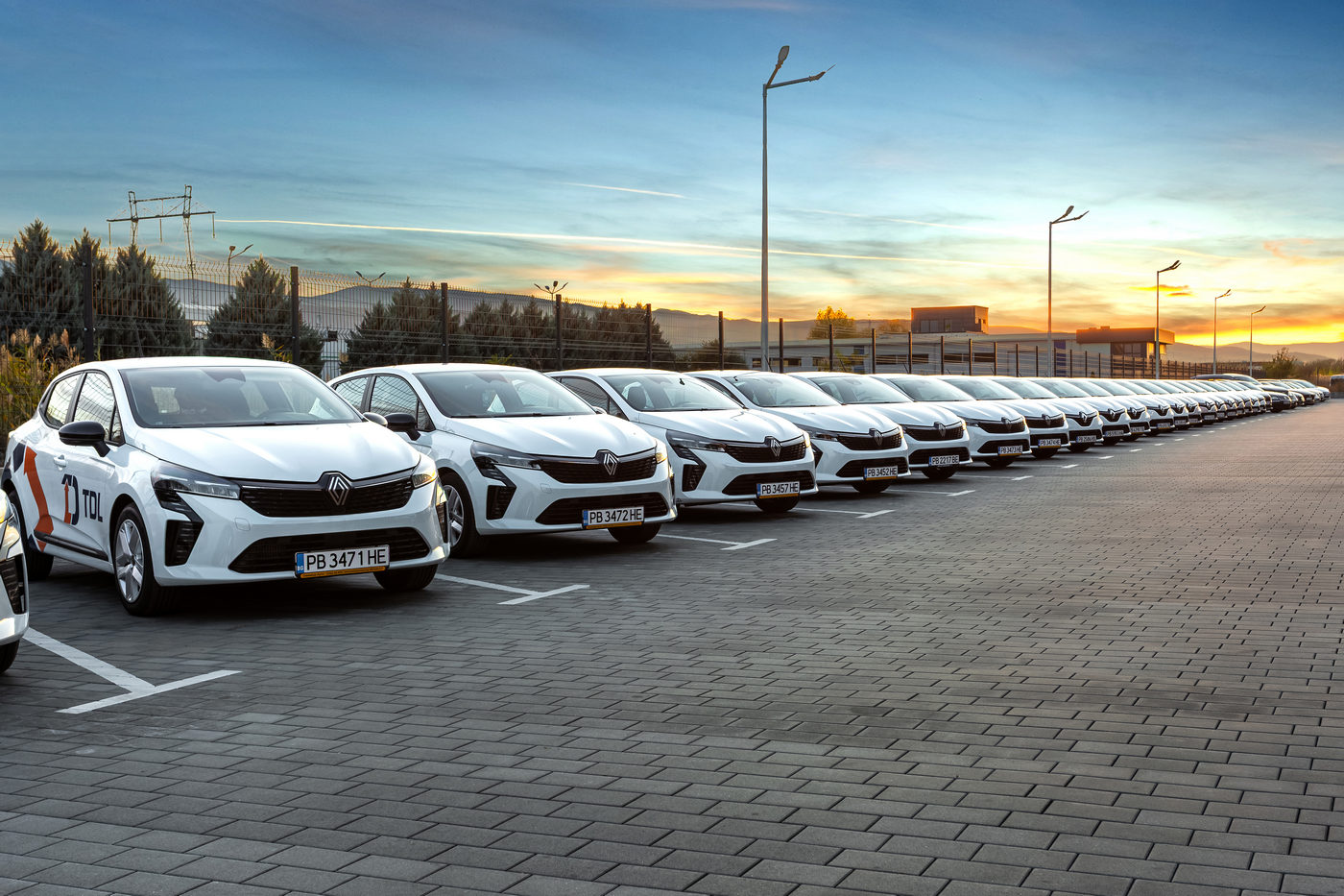 Автомобили на търговски екип TDL, извършващ дистрибуция на млечни и месни продукти в Южна България Автомобили на търговски екип TDL, извършващ дистрибуция на млечни и месни продукти в Южна България